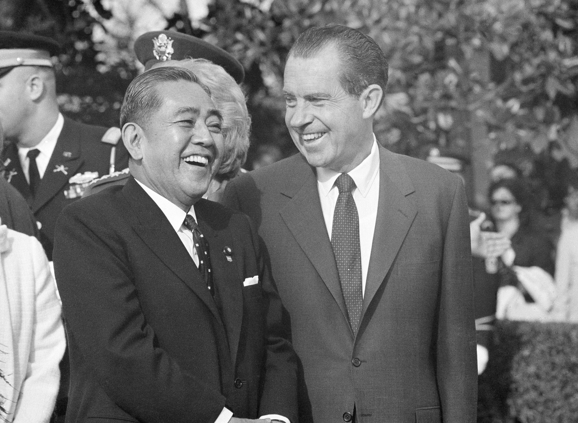 U.S. President Richard M. Nixon welcomes Prime Minister Eisaku Sato to the White House on Nov. 19, 1969, where the two leaders would hold talks concerning the return of Okinawa to Japanese control. | ASSOCIATED PRESS