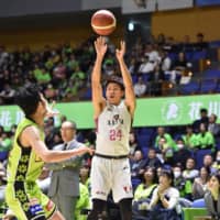 Northern Happinets swingman Ryuto Yasuoka shoots a 3-pointer in the first quarter against the Levanga on Tuesday night in Sapporo. Akita defeated Hokkaido 80-76. | B. LEAGUE
