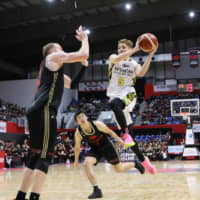 The Sunrockers\' Leo Vendrame attacks the basket in Monday\'s game against the Alvark in Tachikawa. | B. LEAGUE