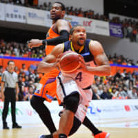 Utsunomiya Brex forward Jeff Gibbs drives to the basket in the first quarter against the Niigata Albirex BB on Sunday in Nagaoka, Niigata Prefecture. | B. LEAGUE