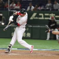 Mexico\'s Efren Navarro hits a broken-bat single to drive in the winning run against the United States in the Premier12 bronze-medal game on Sunday at Tokyo Dome. | AP