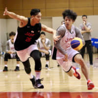 Tomoya Ochiai (left) guards Takuya Hashimoto during Tuesday\'s training camp for provisional members of  Japan\'s men\'s 3x3 basketball team at Tokyo\'s National Training Center. | KAZ NAGATSUKA