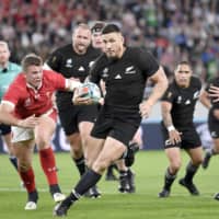 New Zealand\'s Sonny Bill Williams makes a break during the All Blacks\' victory against Wales in the Rugby World Cup bronze-medal match at Tokyo Stadium on Friday. | KYODO