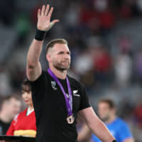 New Zealand\'s Kieran Read salutes the crowd after receiving a bronze medal on Friday at Tokyo Stadium. REUTERS | REUTERS