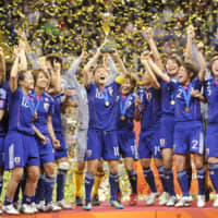 Homare Sawa (center), captain of Japan\'s 2011 Women\'s World Cup-winning squad, and her teammates have emerged as potential candidates to open the domestic leg of the Olympic torch relay in March 2020. KYODO | KYODO