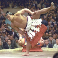 Yokozuna Chiyonofuji performs the dohyō-iri (ring-entering) ceremony in January 1985 at Tokyo\'s Ryogoku Kokugikan. The Hokkaido native won the Emperor\'s Cup 31 times. | KYODO