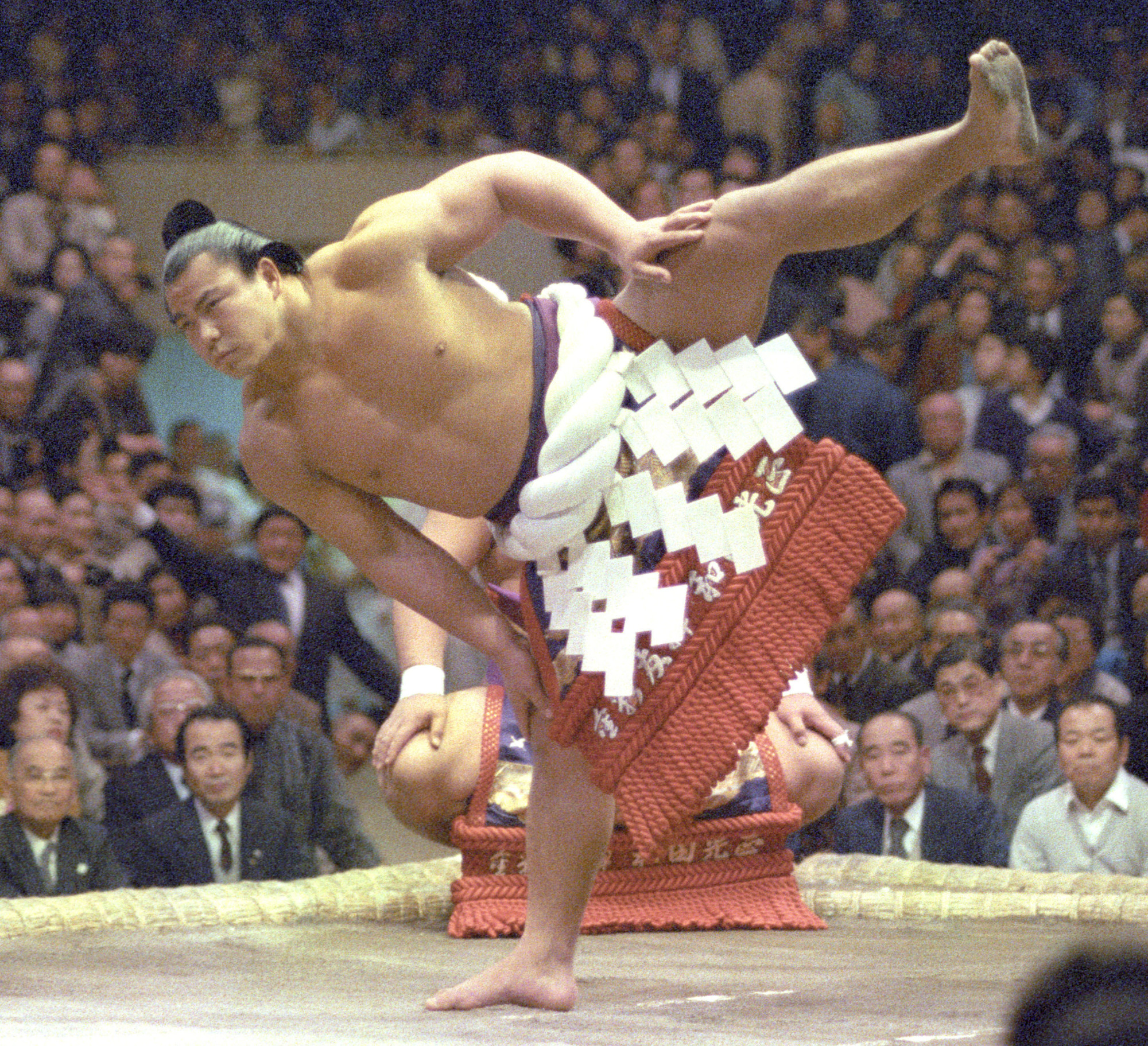 Yokozuna Chiyonofuji performs the dohyō-iri (ring-entering) ceremony in January 1985 at Tokyo's Ryogoku Kokugikan. The Hokkaido native won the Emperor's Cup 31 times. | KYODO