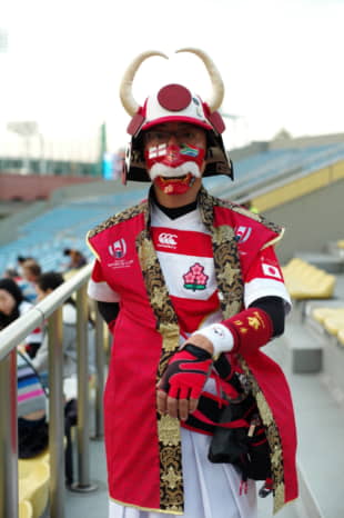 Hiroshi Sugawara, 51, arrives in full samurai attire to a public viewing of the Rugby World Cup final match on Saturday at Prince Chichibu Memorial Stadium. | RYUSEI TAKAHASHI