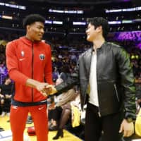 Wizards rookie Rui Hachimura (left) shakes Los Angeles Angels star Shohei Ohtani\'s hand before Friday\'s game against the Lakers at Staples Center. | KYODO