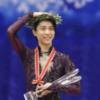 Yuzuru Hanyu holds his trophy after winning the men\'s title at the NHK Trophy on Saturday. | KYODO