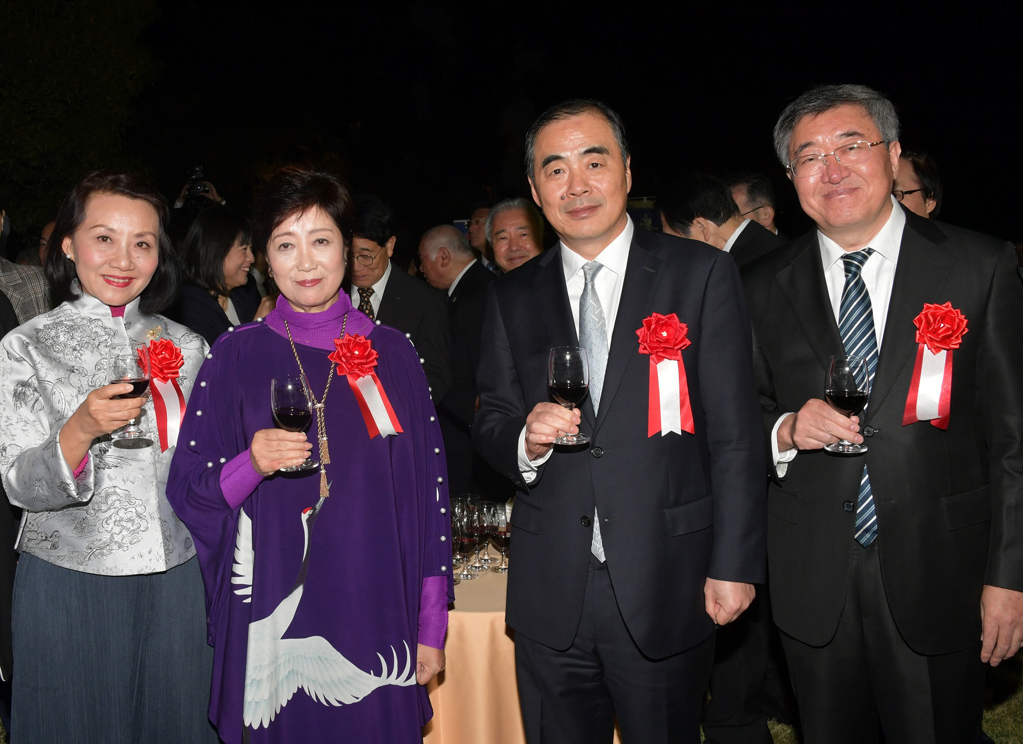 Chinese Ambassador Kong Xuanyou (second from right) and his wife Wang Xiujun (left) with Tokyo Governor Yuriko Koike (second from left) and Deputy Mayor of Beijing Sui Zhenjiang (right) during the reception Kinshu Kouryuu no Yuube, an annual dinner celebrating the relations between Tokyo and Beijing at the Chinese Embassy on Nov. 6. | YOSHIAKI MIURA