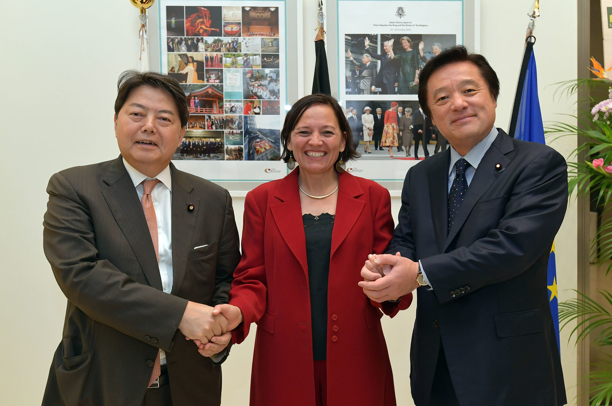 Belgian Ambassador Roxane de Bilderling (center) with Chairman of the Japan-Belgium Parliamentary Friendship League Yoshimasa Hayashi (left) and State Minister for Foreign Affairs Kenji Wakamiya (right) during a reception celebrating King's Day at the embassy on Nov. 15. | YOSHIAKI MIURA