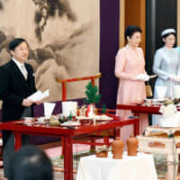 Emperor Naruhito addresses guests during the Daikyo no Gi ceremony held Monday at the Imperial Palace in Tokyo. During the ceremony, one of a series of events to mark the emperor\'s enthronement, some 280 people who made achievements in their fields attended a grand banquet hosted by the imperial couple. | KYODO
