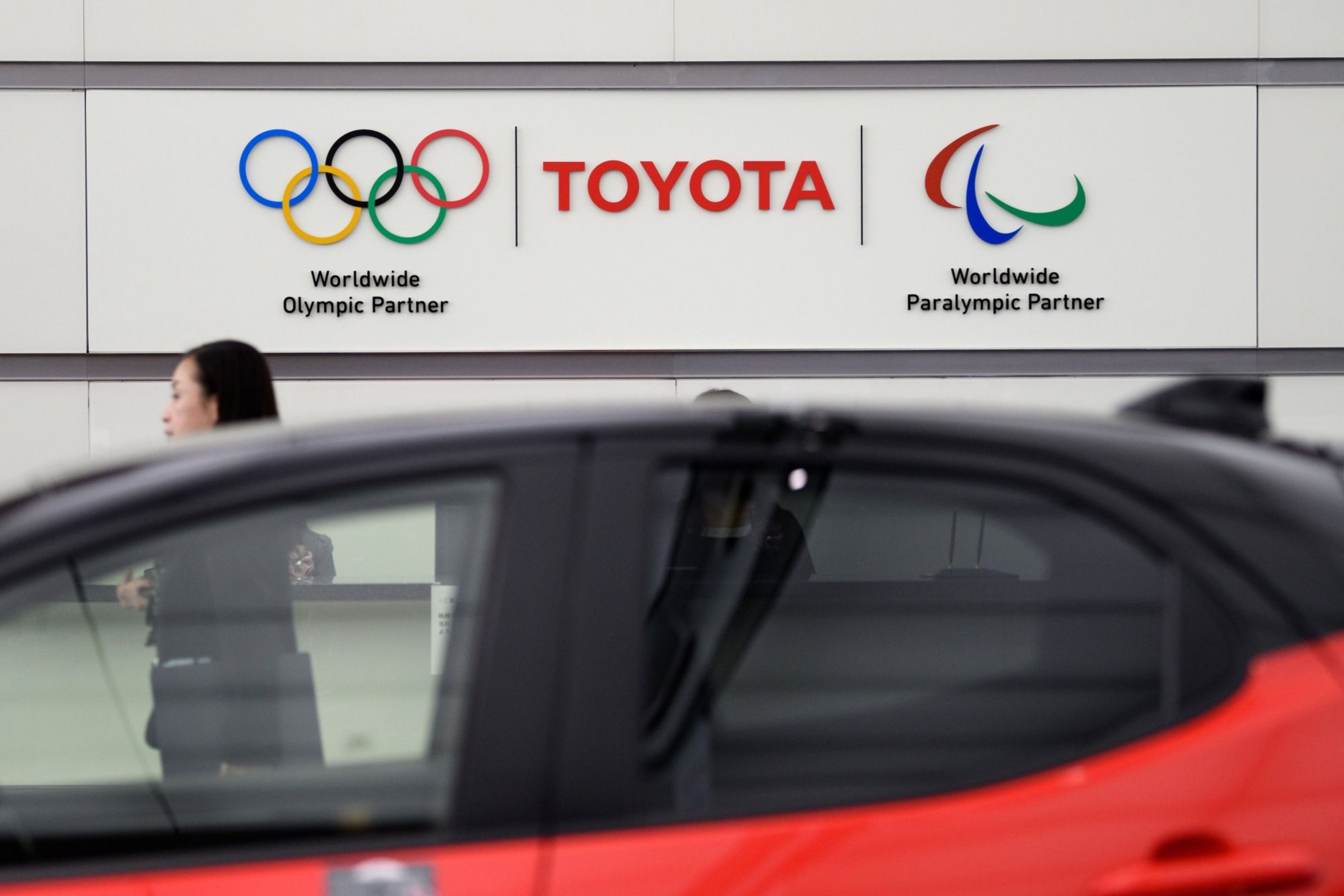 Toyota Motor Corp.'s union is reportedly planning to propose a merit-based pay raise system for its members &#8212; a move that could be a game changer in Japan's annual shuntō wage talks. | BLOOMBERG