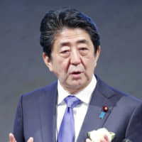Prime Minister Shinzo Abe told a year-end gathering of business lobby the Keidanren that he hoped companies would boost wages during the annual shuntō wage negotiations in spring. | KYODO