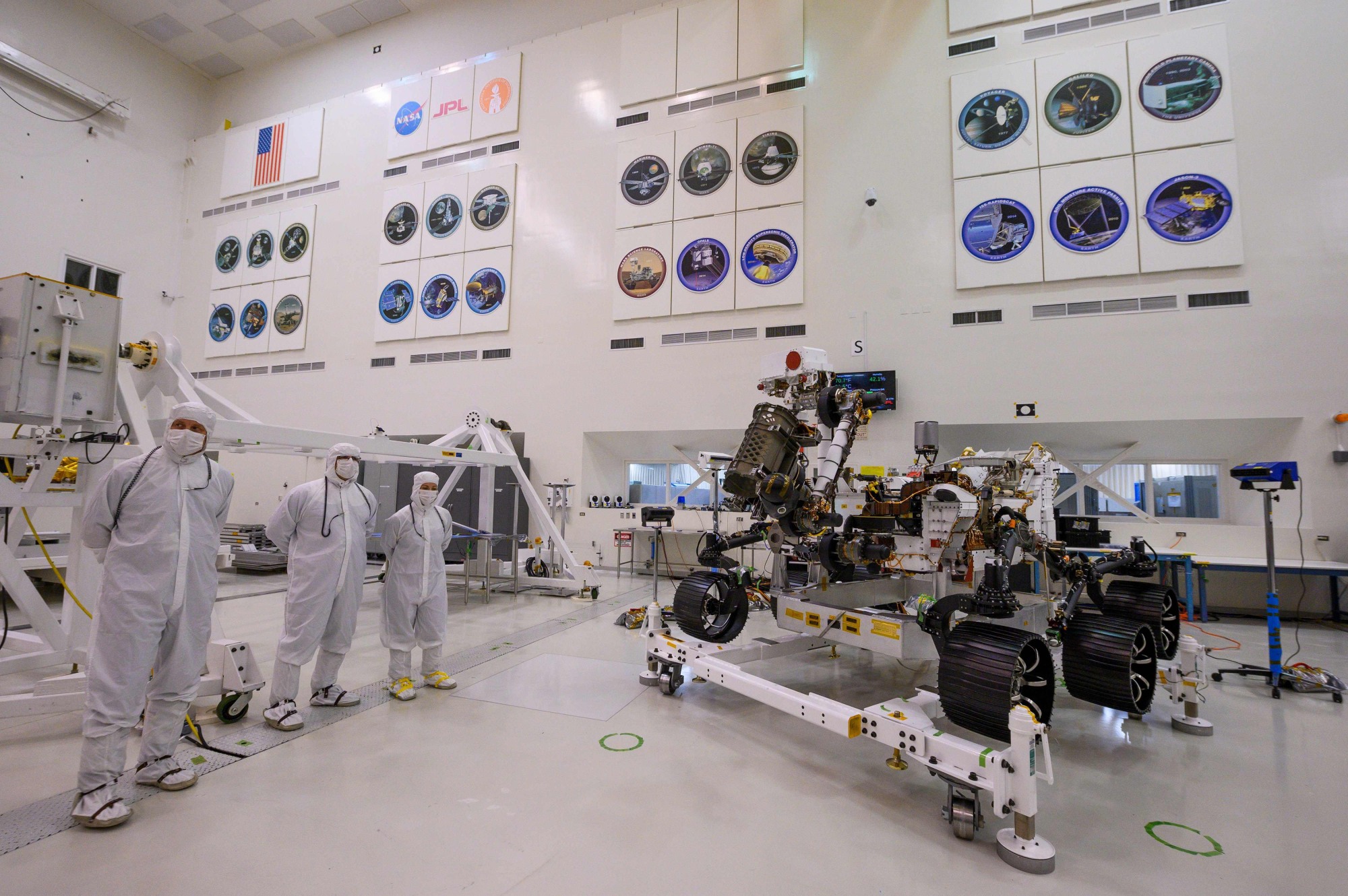 The Mars 2020 Rover is seen in the spacecraft assembly area clean room Friday during a media tour at NASA's Jet Propulsion Laboratory in Pasadena, California. The Mars 2020 rover, which will take off in a few months to the Red Planet, will not only search for possible traces of past life, it will also serve as a 'precursor to a human mission to Mars,' NASA scientists said when presenting the spacecraft to the press. | AFP-JIJI