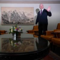 U.S. special representative for North Korea Stephen Biegun arrives for a meeting with South Korea\'s \"special representative for Korean Peninsula peace and security affairs\" Lee Do-hoon (not pictured) at the foreign ministry in Seoul on Monday. | AFP-JIJI
