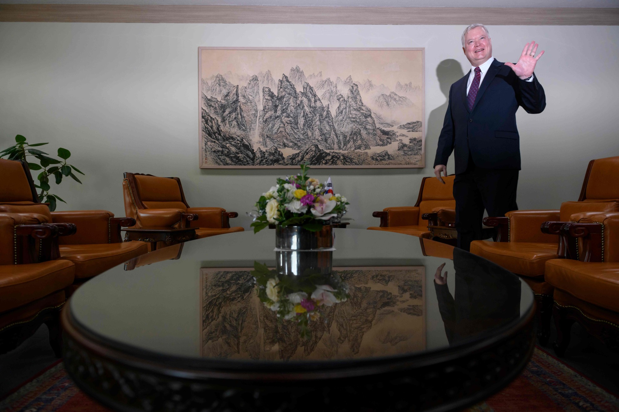 U.S. special representative for North Korea Stephen Biegun arrives for a meeting with South Korea's 'special representative for Korean Peninsula peace and security affairs' Lee Do-hoon (not pictured) at the foreign ministry in Seoul on Monday. | AFP-JIJI