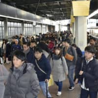 New Year\'s holidaymakers returning to their hometowns crowd the shinkansen platform at Kanazawa Station on Saturday. | ?¯