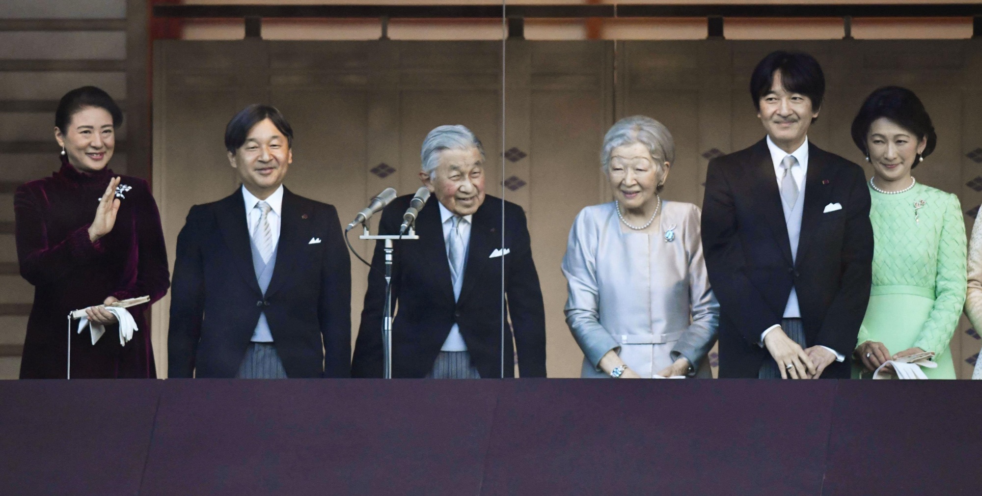 Emperor Emeritus Akihito and Empress Emerita Michiko, then emperor and empress, greet New Year well-wishers along with other members of the imperial family at the Imperial Palace on Jan. 2. | KYODO