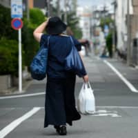 Plastic bags are no longer provided at any shop in the Environment Ministry\'s building in Tokyo, including a Seven-Eleven outlet and other stores selling books, drugs and bento. | BLOOMBERG