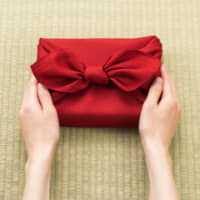 Year-end wraps: Wrapping a present in traditional 風呂敷 (furoshiki, wrapping cloth) might be a more environmentally friendly way to deliver your gifts this holiday season. | GETTY IMAGES