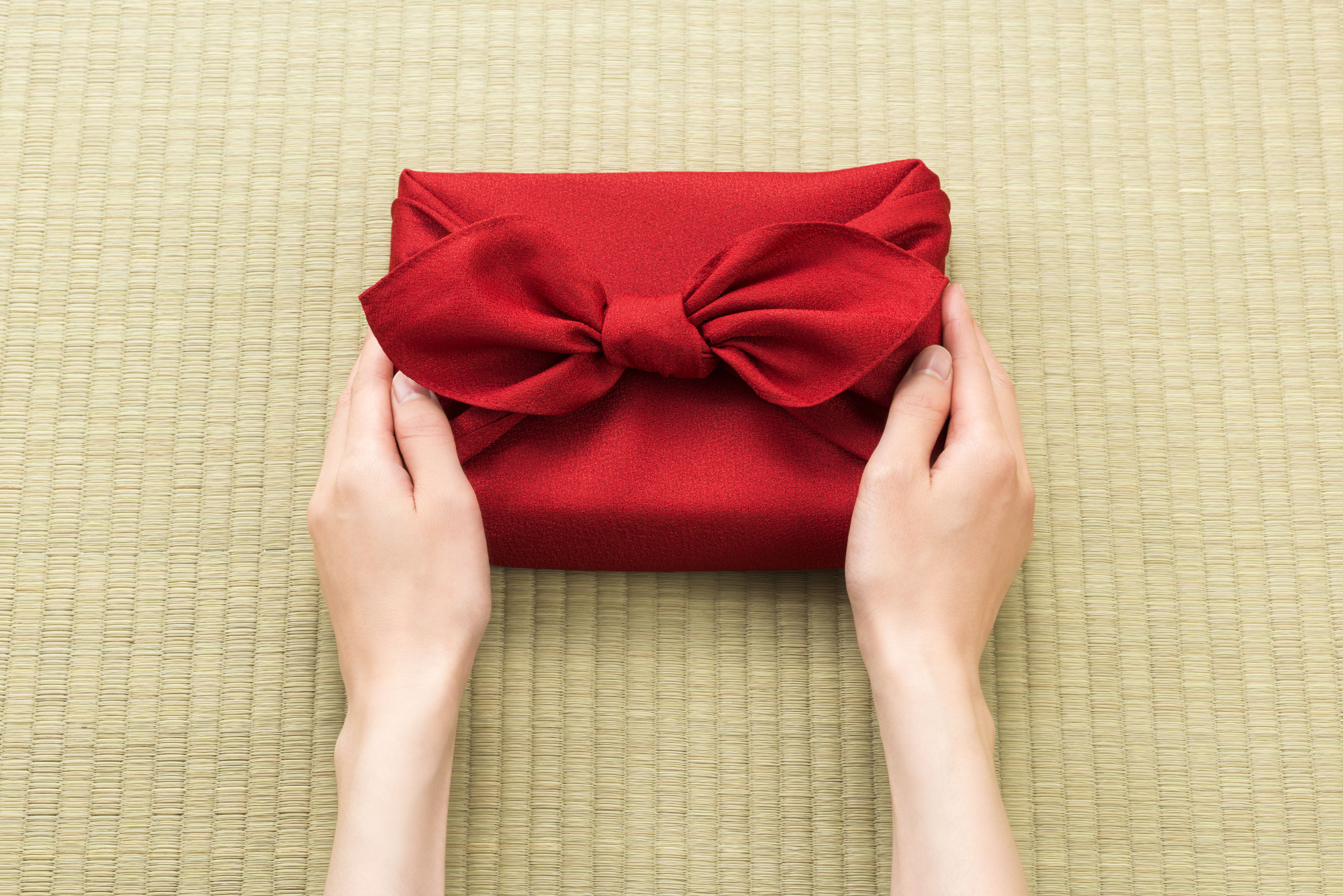 Year-end wraps: Wrapping a present in traditional 風呂敷 (furoshiki, wrapping cloth) might be a more environmentally friendly way to deliver your gifts this holiday season. | GETTY IMAGES