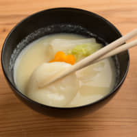 Unlike the clear broth used in most Kanto-style zōni, Kyoto-style zōni uses a white miso soup base and round, instead of square, mochi. | MAKIKO ITOH