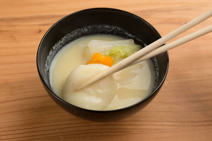 Unlike the clear broth used in most Kanto-style zōni, Kyoto-style zōni uses a white miso soup base and round, instead of square, mochi. | MAKIKO ITOH
