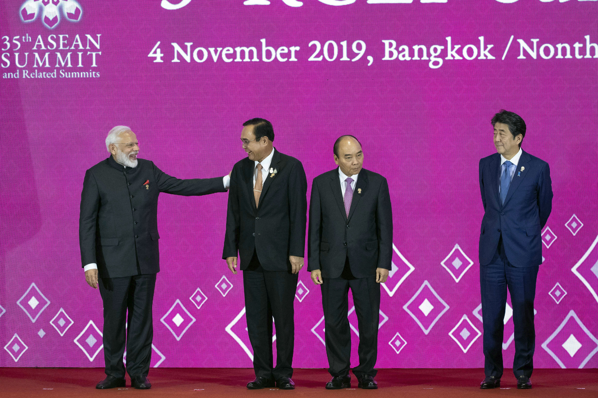 Prime Minister Shinzo Abe faces an uphill battle trying to persuade Indian Prime Minister Narendra Modi (left) to rejoin the Regional Comprehensive Economic Partnership negotiations. | AP