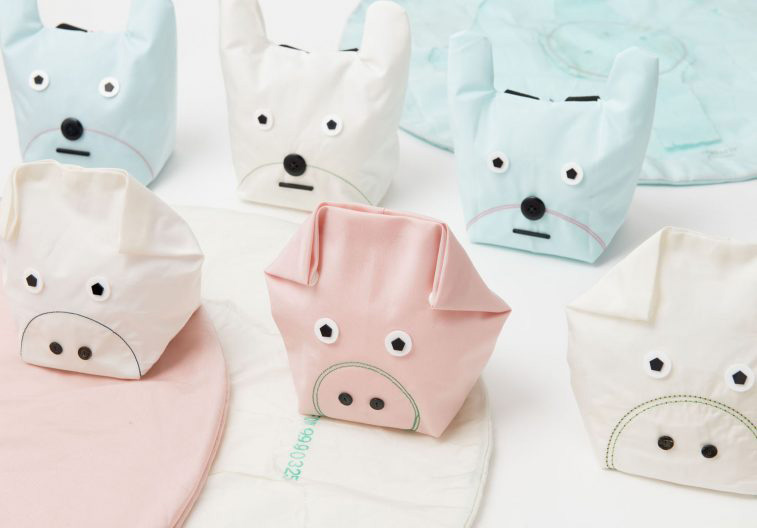 Tupera Tupera's Air Pig and Air Bear bags are available at the Roppongi Hills Art &amp; Design  Store in Tokyo, Merry-go-round in Kyoto and the Museum of Art, Kochi 'Tupera Tupera Exhibition' pop-up store. | SATOKO KAWASAKI