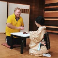 A traveler enjoying classic games with geisha during a Meet Geisha event. | GAIAX CO.