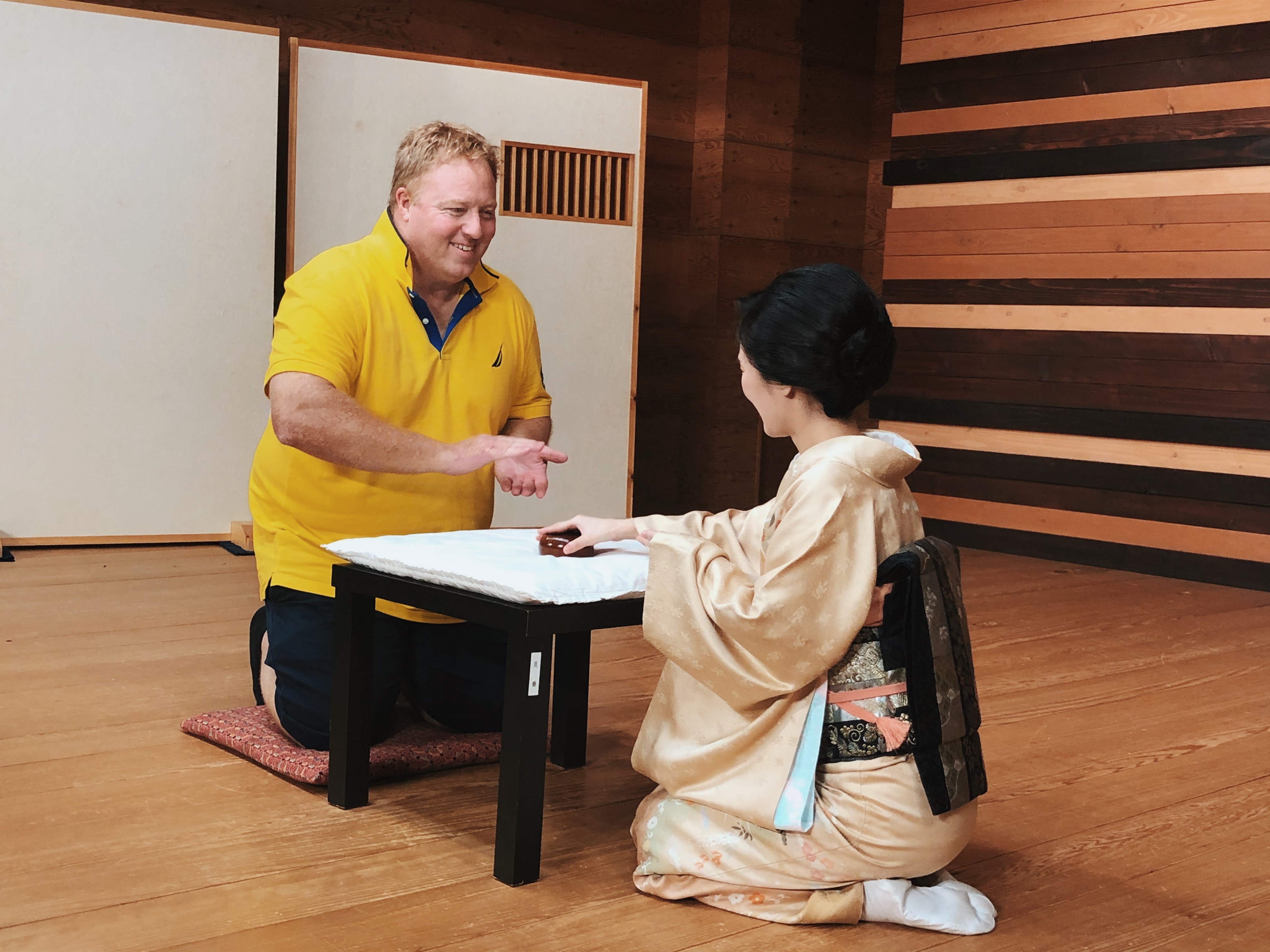 A traveler enjoying classic games with geisha during a Meet Geisha event. | GAIAX CO.