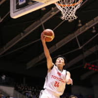 Alvark guard Daiki Tanaka shoots a layup in the first quarter against the Susanoo Magic on Friday night in Matsue, Shimane Prefecture. Tokyo defeated Shimane 89-55. | B. LEAGUE