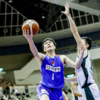 Fukuoka\'s Shunto Murakami shoots a fourth-quarter layup against Nishinomiya on Friday in Kitakyushu, Fukuoka Prefecture. The Rizing Zephyr defeated the Storks 84-83. | B. LEAGUE