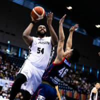 The SeaHorses\' Davante Gardner attempts a layup in first-quarter action against the B-Corsairs on Saturday in Yokohama. Mikawa defeated Yokohama 83-78. | B. LEAGUE