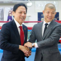 Kyoei Gym president Keiichiro Kanehira (left) poses with Koki Kameda at a contract-signing event in October 2016 in Tokyo. | KYODO