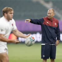England coach Eddie Jones directs his players during a Rugby World Cup practice in Oita on Oct. 18. The English team defeated Australia 40-16 the next day. | KYODO