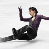 Yuzuru Hanyu falls during his free skate on Sunday. | KYODO