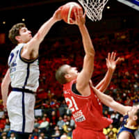 Ryan Rossiter (left) of the Utsunomiya Brex, seen blocking Chiba\'s Gavin Edwards during a 2019 Emperor\'s Cup game,  was recently approved to become a Japanese citizen and has expressed interest in representing Japan at the Tokyo Olympics. | KAZ NAGATSUKA