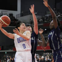 Ohka\'s Yua Emura shoots against Gifu Girls in the Winter Cup girls final on Saturday. | KAZ NAGATSUKA
