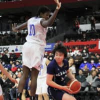 Gifu Girls guard Nodoka Fujita penetrates against Ohka Gakuen in Saturday\'s Winter Cup final. KAZ NAGATSUKA | KAZ NAGATSUKA