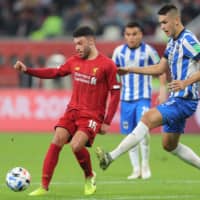 Liverpool midfielder Alex Oxlade-Chamberlain (left) competes in a Club World Cup semifinal match against Mexican club Monterrey on Dec. 18 in Doha. | AFP-JIJI