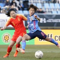 Nadeshiko Japan\'s Mana Iwabuchi (right) scored a hat trick against China on Saturday in an EAFF E-1 Women\'s Football Championship match in Busan, South Korea. | KYODO