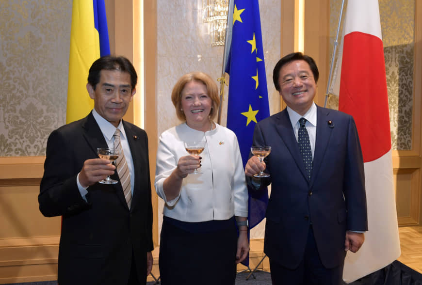 Romanian Ambassador Tatiana Iosiper (center) with Chairman of the Japan-Romania Parliamentary Friendship League Ichiro Aisawa (left) and State Minister for Foreign Affairs Kenji Wakamiya (right) during a reception celebrating Romania's National Day at The Okura Tokyo on Nov. 28. | YOSHIAKI MIURA