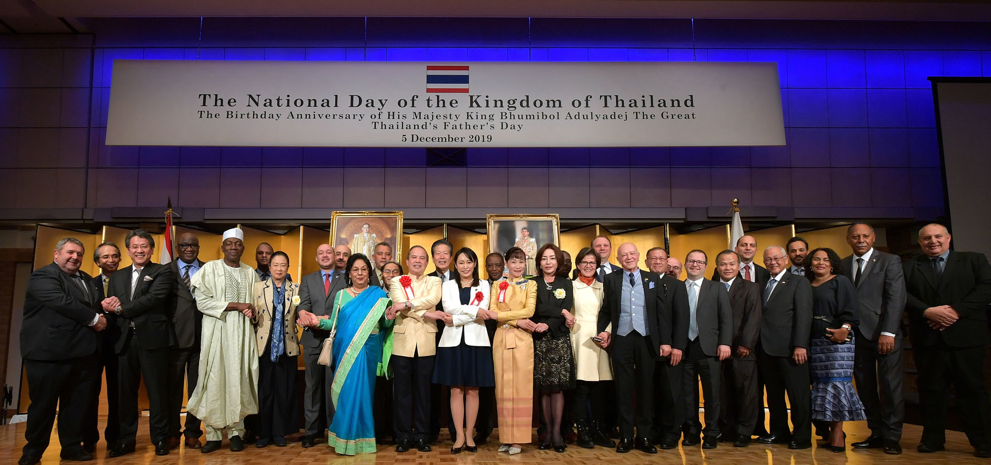 Lapisatepun and his wife Porndee pose with Mori (center), along with other ambassadors and members of the Diet. |  YOSHIAKI MIURA