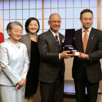 Former Ambassador of Panama to Japan Ritter Diaz (second from the right) officially received the Grand Cordon of the Order of the Rising Sun. He was accompanied by his wife, Ayana Diaz Hatada (second from left); Ryoko Hatada, his mother-in-law (left); and members of the Embassy of Panama in Japan. The ceremony was presided by Keisuke Suzuki (right), state minister for foreign affairs, at the Foreign Ministry on Nov. 28. | PHOTO COURTESY OF PANAMA EMBASSY