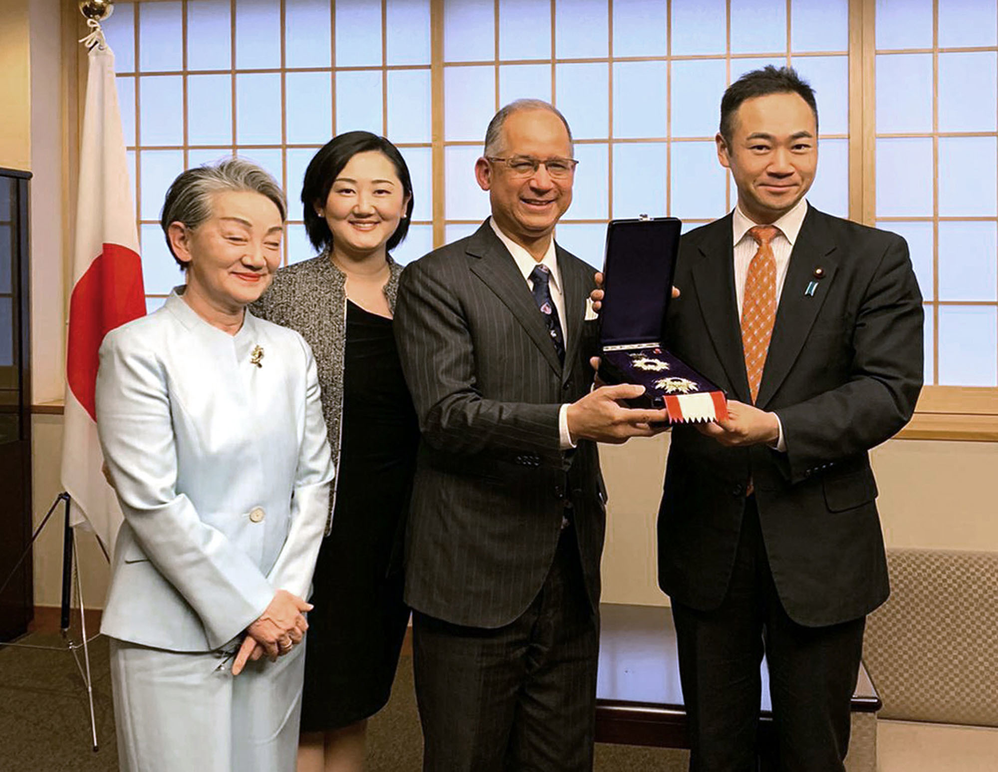 Former Ambassador of Panama to Japan Ritter Diaz (second from the right) officially received the Grand Cordon of the Order of the Rising Sun. He was accompanied by his wife, Ayana Diaz Hatada (second from left); Ryoko Hatada, his mother-in-law (left); and members of the Embassy of Panama in Japan. The ceremony was presided by Keisuke Suzuki (right), state minister for foreign affairs, at the Foreign Ministry on Nov. 28. | PHOTO COURTESY OF PANAMA EMBASSY