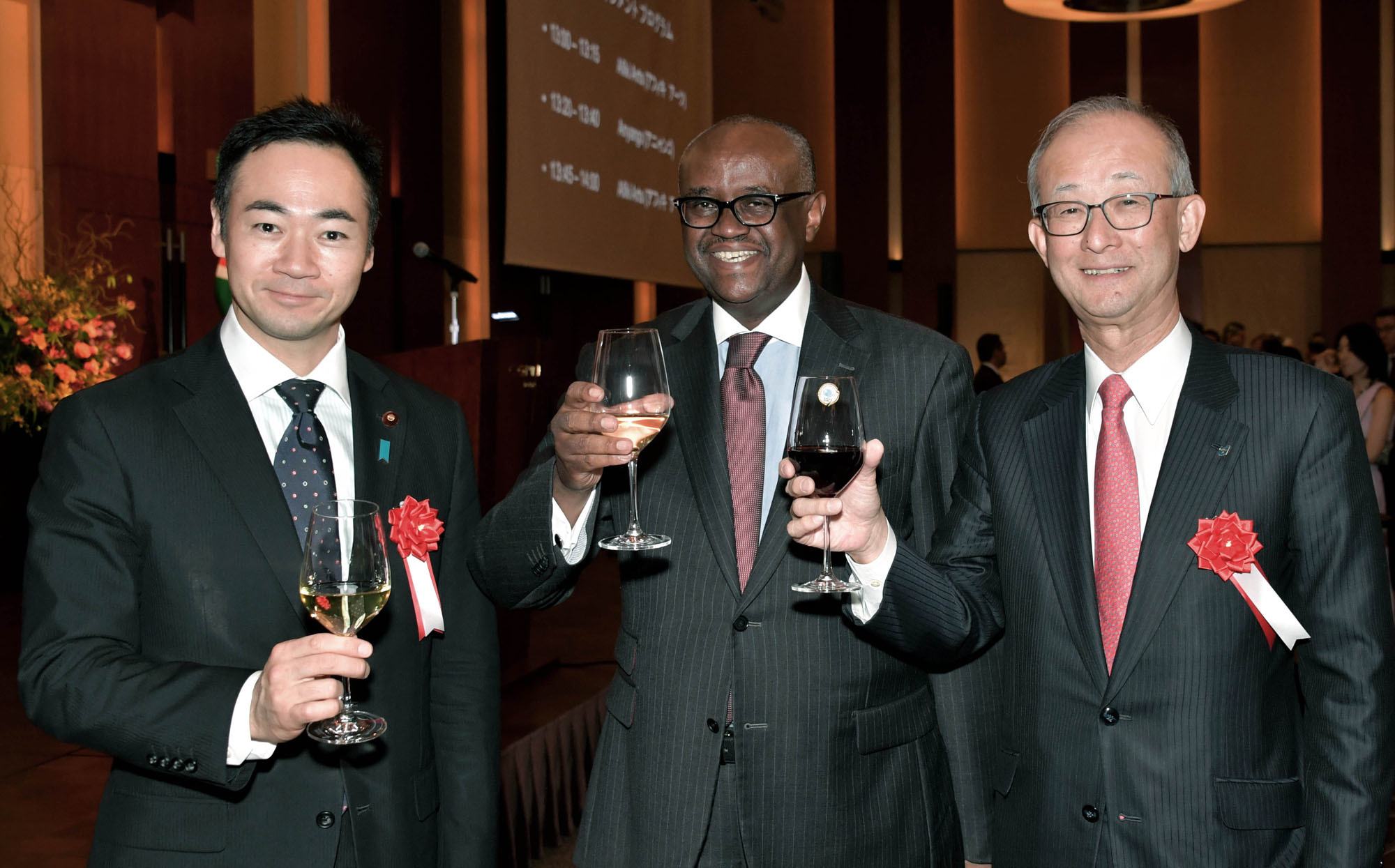 Ambassador of the Republic of Kenya S.K. Maina, MBS (center) joins State Minister for Foreign Affairs Keisuke Suzuki (left) and Chairman of Toyota Tsusho Corp. and Honorary Consul of Kenya Jun Karube (right) in Nagoya during a reception for the 56th independence anniversary of Kenya at the Conrad Tokyo on Dec. 12. | YOSHIAKI MIURA