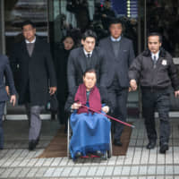 Shin Kyuk-ho, founder of the Lotte Group, leaves the Seoul Central District Court in December 2017. | BLOOMBERG